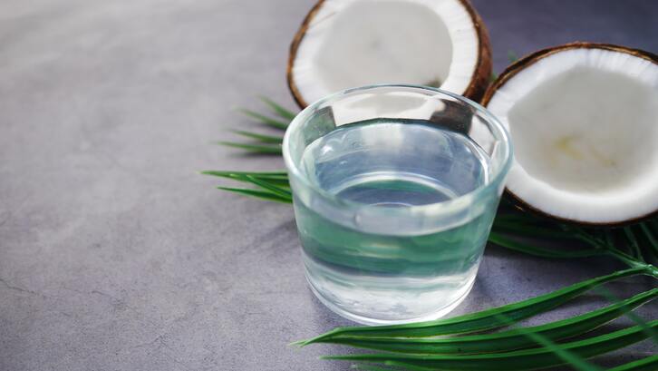 Biasanya saat bulan puasa ada banyak pedagang yang menjajakan air kelapa di pinggir jalan. (Foto: Unsplash - Towfiqu Bharbuiya)