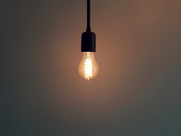 Ada alat listrik berupa fitting lampu yang bisa disesuaikan dengan jenis lampu di rumah. (Foto: Pixabay)