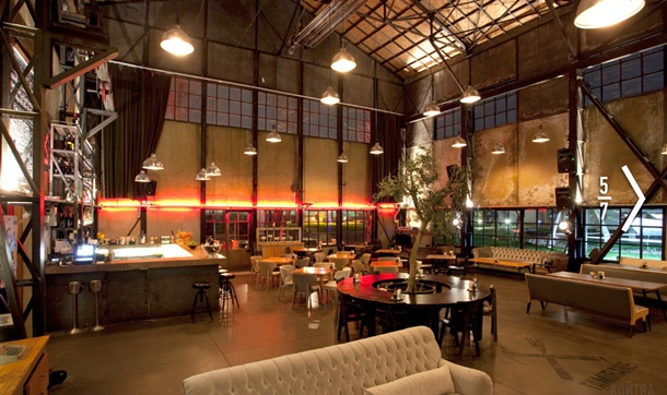 Kombinasi elemen kayu dan logam merupakan konsep yang biasa diusung cafe industrial. (Foto: Modishspace.com)