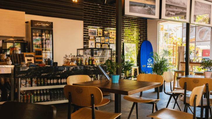 Desain cafe minimalis dapat memaksimalkan ruang-ruang agar dapat digunakan lebih efisien. (Sumber: Pexels.com)