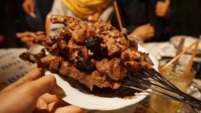 Pemburu kuliner malam Jogja, coba juga Sate Klathak Pak Bari yang enak. Namanya semakin melejit sejak jadi sebuah setting di film AADC 2. Pemburu kuliner malam Jogja, coba juga Sate Klathak Pak Bari yang enak. Namanya semakin melejit sejak jadi sebuah setting di film AADC 2.