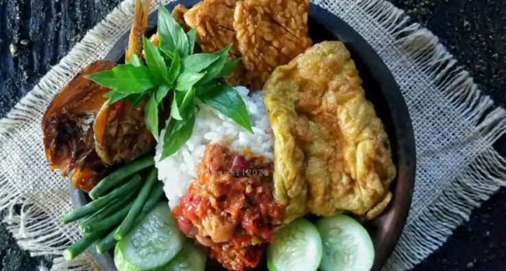Kuliner Malam Surabaya Sego Sambel Mak Yeye Kuliner Malam Surabaya Sego Sambel Mak Yeye