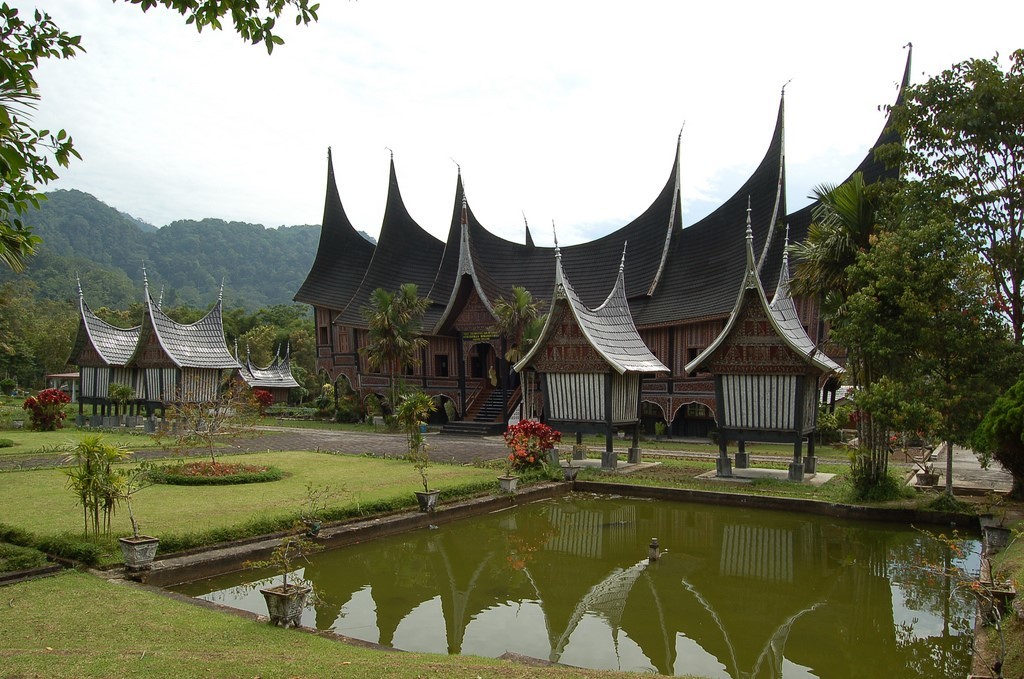 Rumah Adat Sumatera Barat: Rumah Gadang Rumah Adat Sumatera Barat: Rumah Gadang