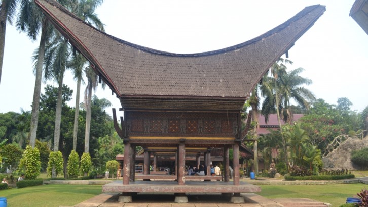 Rumah Adat Toraja: Tongkonan Rumah Adat Toraja: Tongkonan