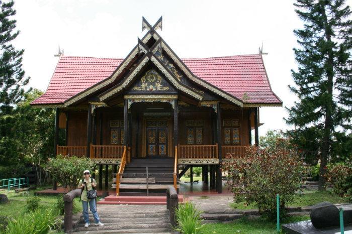 Rumah Adat Jambi: Panggung Kajang Leko Rumah Adat Jambi: Panggung Kajang Leko