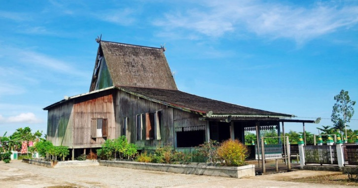 Rumah Adat Kalimantan Selatan: Rumah Bubungan Tinggi Rumah Adat Kalimantan Selatan: Rumah Bubungan Tinggi