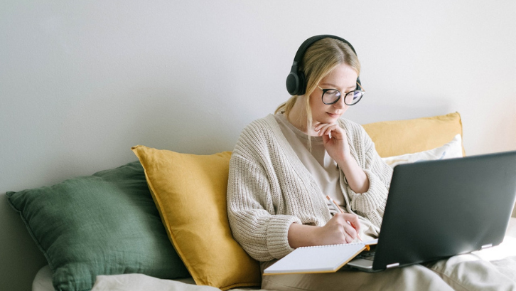 Perhatikan dengan baik isi dari proposal yang akan Anda buat. (Foto: Pexels - Ivan Samkov)