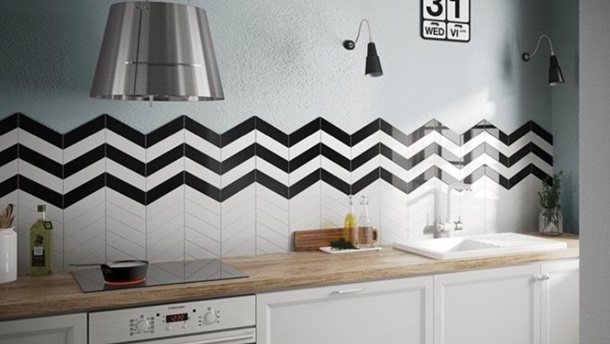 Keramik dinding berpola chevron membuat Anda leluasa bermain warna untuk membuat tampilan yang unik. (Foto: Archiproducts.com)