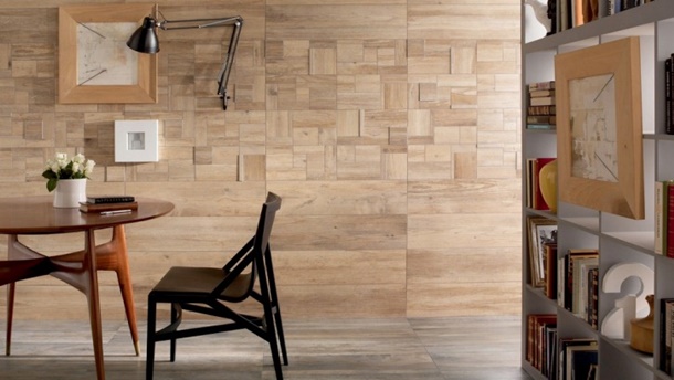 Desain keramik dinding dengan motif kayu mampu memberikan kesan ruangan yang hangat dan alami. (Foto: Home-designing.com)