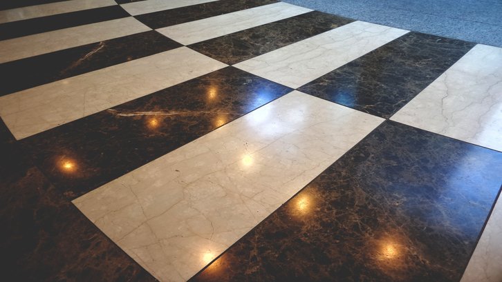 Motif monokrom seperti papan catur. (Foto: Unsplash)