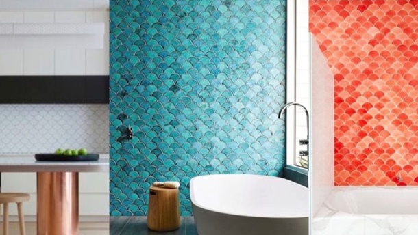 Keramik dinding dengan pola sisik ikan mampu membuat tampilan rumah menjadi unik dan menarik. (Foto: Lifestylehomebuilders.com)