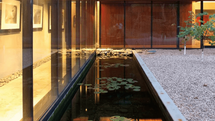 Kolam di pinggir koridor kaca rumah. (Foto: Trendir)