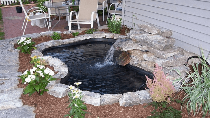 Aksen air terjun buatan pada kolam. (Foto: Decoist)