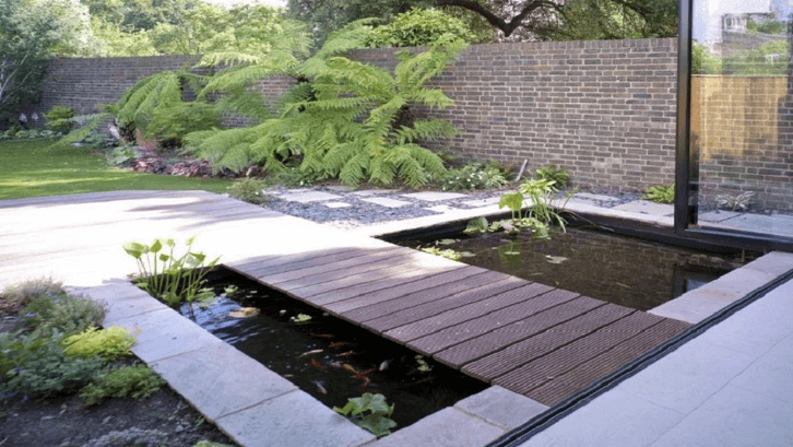 Kolam sederhana di depan rumah. (Foto: SweetHouse)