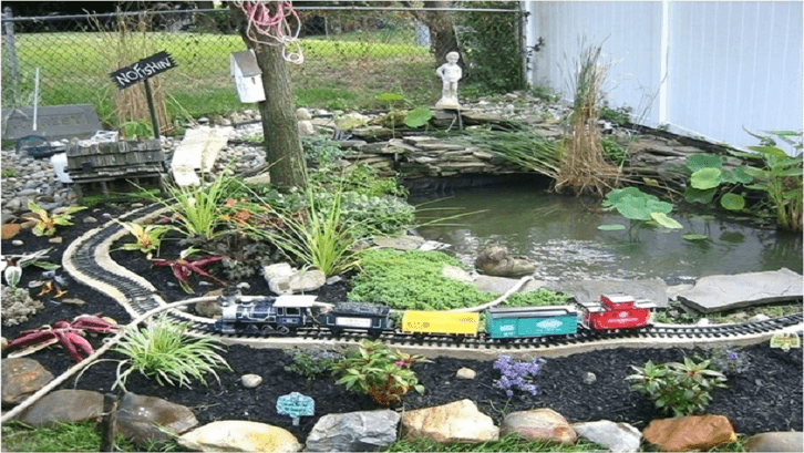 Miniatur kereta api pada kolam. (Foto: Lapakfjbku.com)