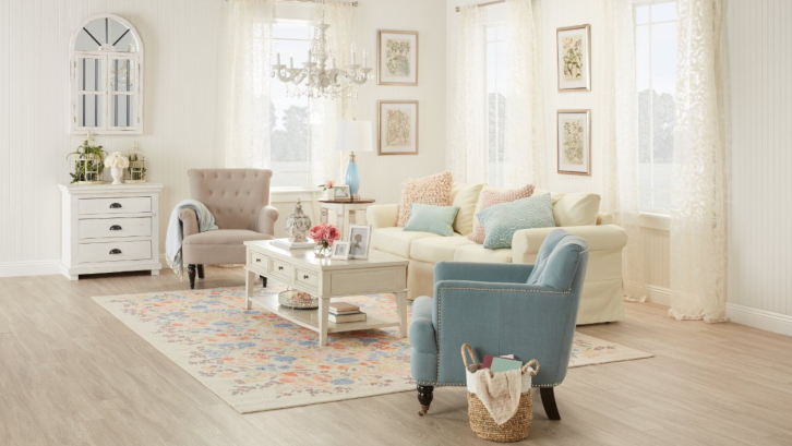 Konsep shabby chic dan modern bisa berpadu apik menjadi ruang tamu mewah. (Foto: Overstock.com)