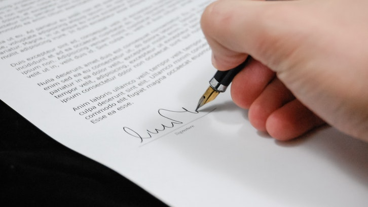 Tanda tangan menandai resminya surat.(Foto: Pixabay)