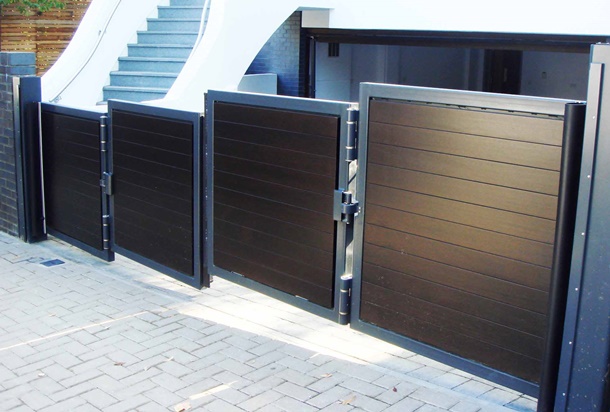 Permainan model pada pagar lipat minimalis modern ini sesuai untuk rumah di lahan tak rata. (Foto: ledasecurity.com.au)