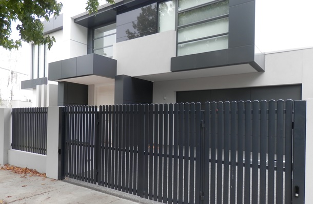 Pagar lipat minimalis dari besi akan mempertegas desain rumah Anda. (Foto: themotorisedgatecompany.com.au)