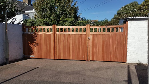 Pagar lipat minimalis modern dari bahan kayu akan memberikan sentuhan klasik pada hunian Anda. (Foto: traditionalgatecompany.co.uk)