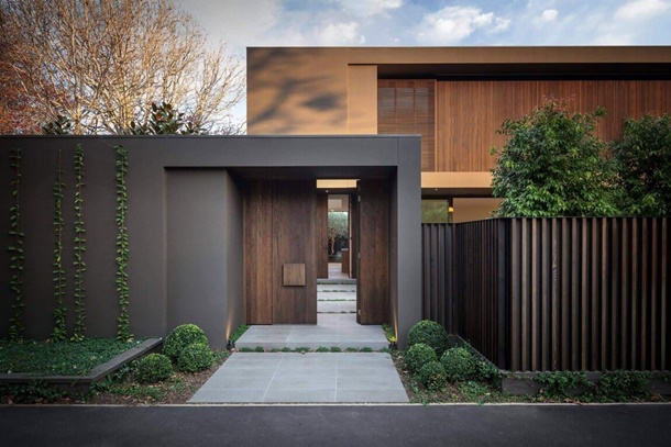 Senang dengan pagar tinggi? Sesuaikan tinggi pagar lipat minimalis Anda dengan peraturan daerah setempat. (Foto: architecturesideas.com)