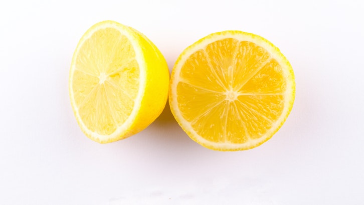 Campurkan jus lemon dan baking soda untuk hasil yang lebih memuaskan dalam membersihkan saluran air yang tersumbat. (Foto: Pexels)