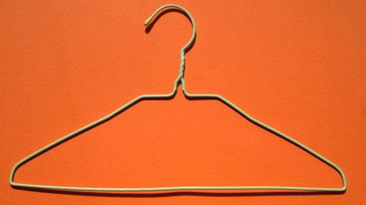 Gantungan baju berbahan kawat dapat digunakan sebagai alat untuk mengatasi saluran air yang mampet. (Foto: Unsplash)