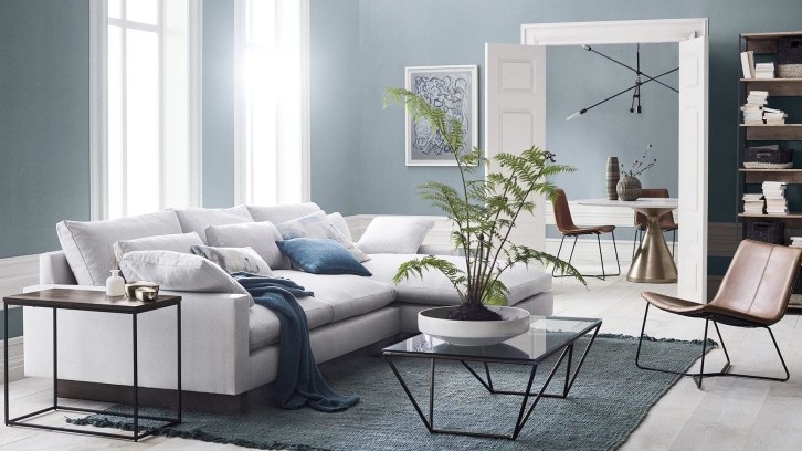 Tampil simpel dengan sofa letter di ruang keluarga foto: tlcinteriors)