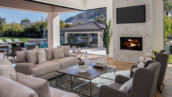 Ruang keluarga semi-outdoor dengan kaca aluminium foto: heatnglo)