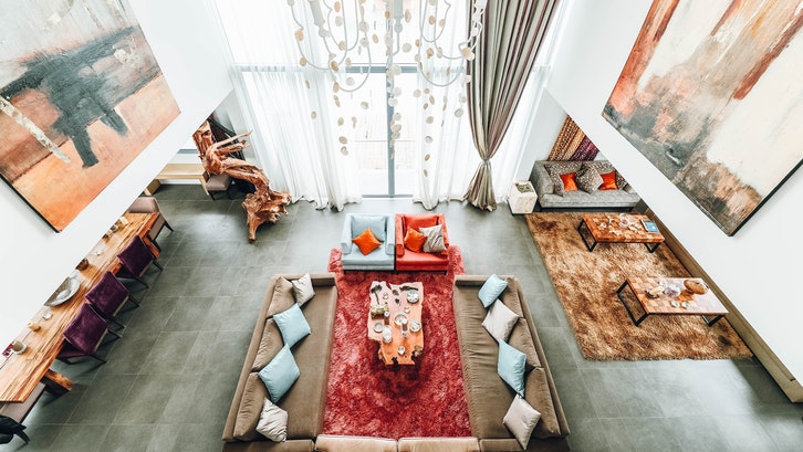 Ruang keluarga multifungsi yang dapat diaplikasikan pada rumah Anda. (Foto: Pexels - Naim Benjelloun)