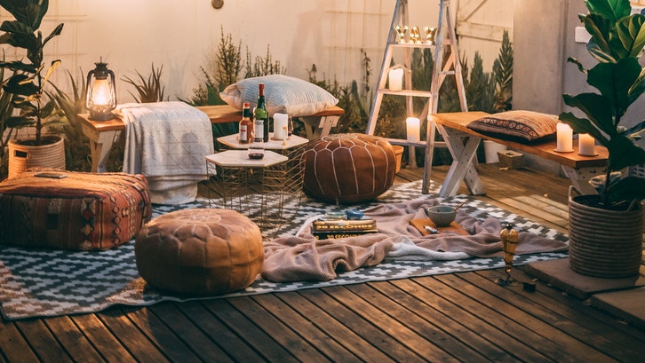 Desain ruang keluarga bergaya bohemian modern yang kian populer. (Foto: Pexels - Taryn Elliott)