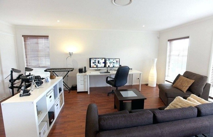 Memanfaatkan ruang keluarga dengan meja kantor (foto: david ray homes)