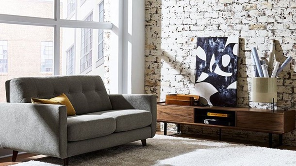 Desain ruang tamu minimalis dengan bata ekspos untuk kesan vintage. (Sumber: Pexels.com)