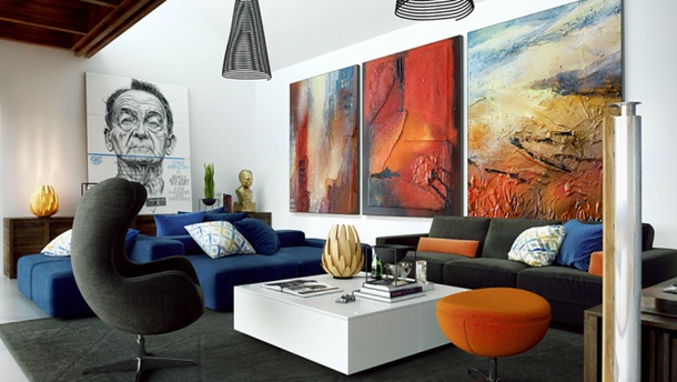 Desain ruang tamu minimalis dengan karya seni untuk kesan elegan. (Sumber: Pexels.com)