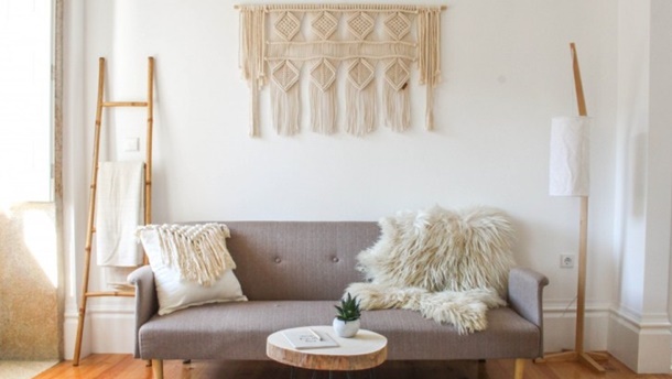 Desain ruang tamu minimalis dengan gaya boho yang unik. (Sumber: Pexels.com)