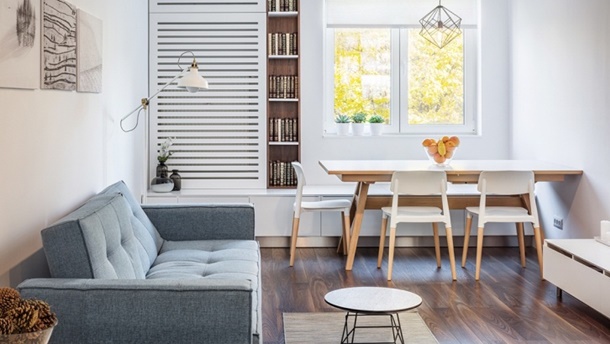 Desain ruang tamu minimalis dengan multifungsi ruangan. (Sumber: Pexels.com)