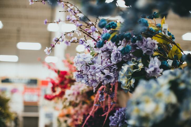 Aneka bunga cantik dari plastik atau sedotan dapat dibuat dengan mudah. (Foto: Pexels - Jonathan Cooper)