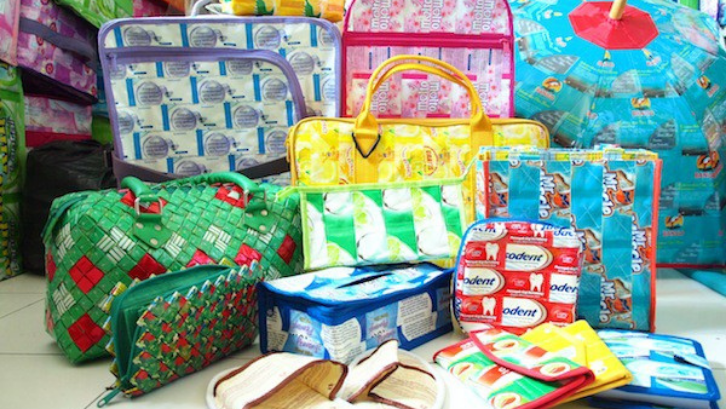 Contoh Kerajinan Limbah Keras Anorganik Tas Belanja: Aneka tas cantik anti air dari sampah plastik. (Foto: Medium.com)