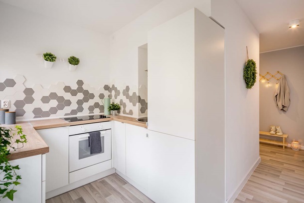 Kitchen set di apartemen tak harus sempit dan membatasi gerakan. (Foto: homestratosphere.com)