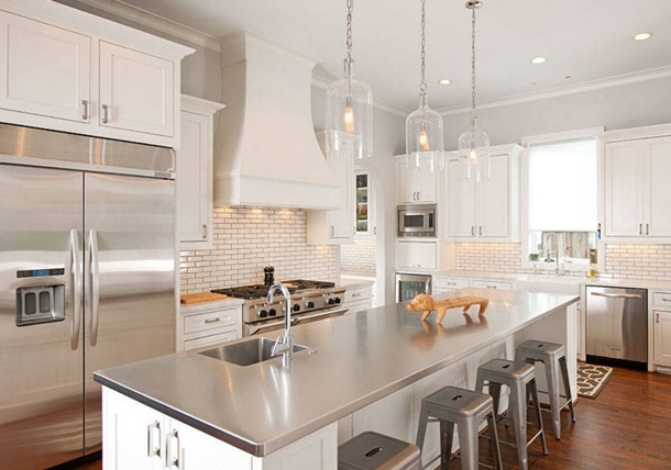 Perawatan untuk kitchen set minimalis dengan bahan aluminium tergolong mudah. (Foto: sebringdesignbuild.com)