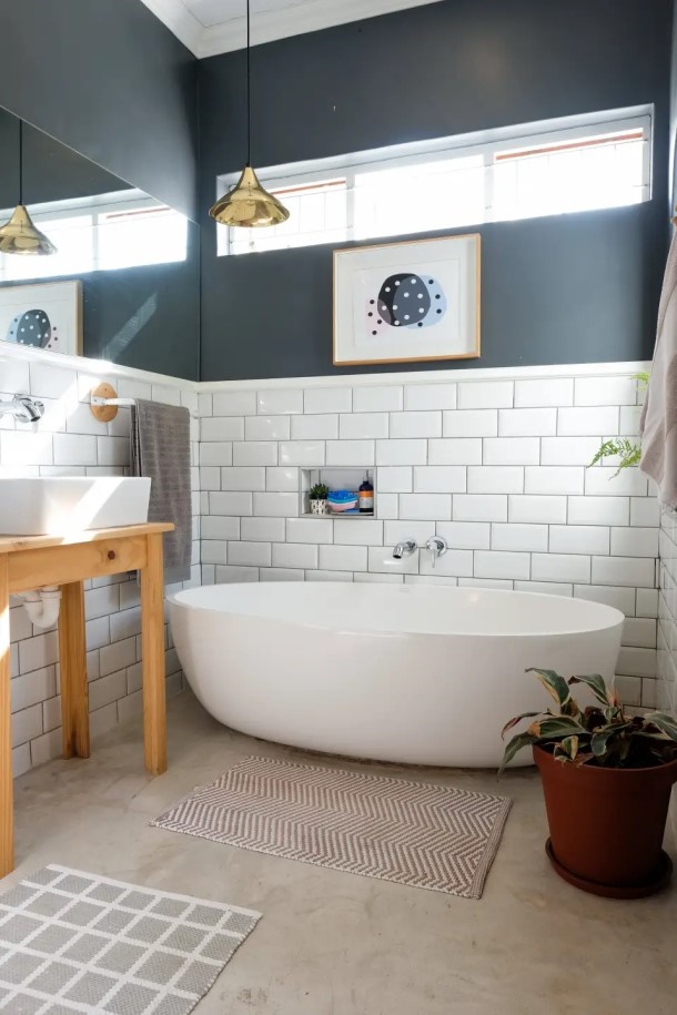 Material alam, seperti kayu atau bebatuan, bisa memberi aksen modern pada rumah impian minimalis Anda. (Foto: Apartment Therapy)