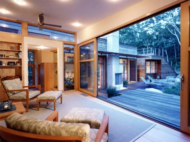 Rumah idaman bisa kamu coba dengan menghadapkan dapur ke taman belakang. (Foto: queersupe.com)
