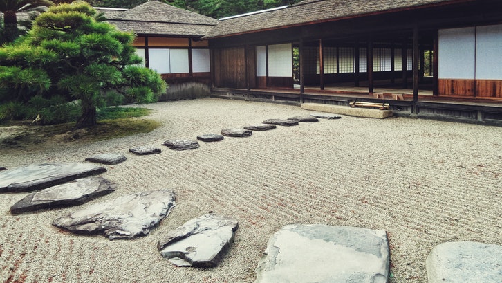Taman belakang rumah minimalis bergaya ala Jepang, selalu mencuri perhatian (Foto: Pexels-Pixabay)