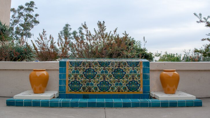 Keramik dan aksen ala Persia. (Foto: Unsplash-Leslie Yu)