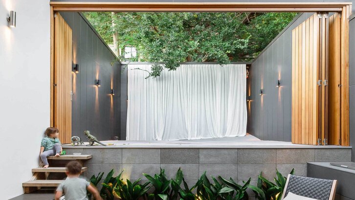 Taman belakang rumah minimalis dengan konsep panggung (foto: pinterest)