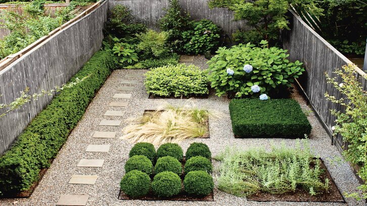 Bentuk-bentuk geometris pada taman belakang rumah minimalis. (Foto: Architectural Digest)