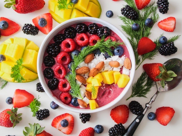 Selain menyantap buah segar, Anda juga disarankan untuk menghindari makanan cepat saji selama program hamil. (Foto: Pexels)