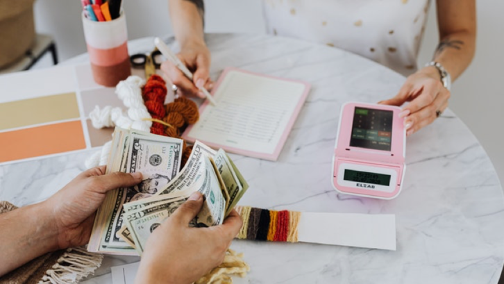 Ada beberapa cara agar klien segera membayar setelah menerima invoice. (Foto: Pexels - Karolina Grabowska)