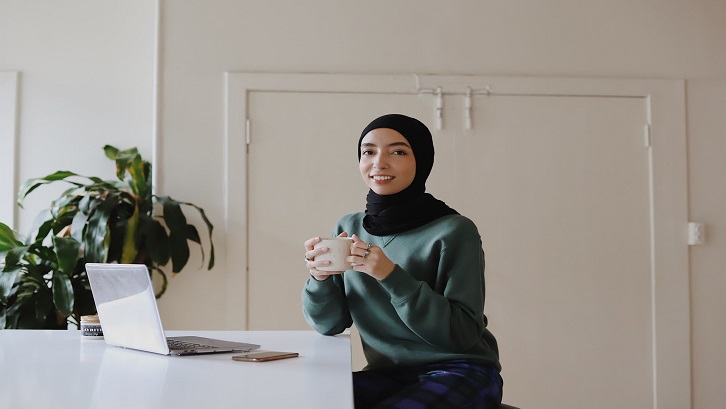 Sesuai dengan ketetapan hukum syara’, maka barang yang diperjualbelikan harus memenuhi persyaratan-persyaratan. Sumber: Unsplash - Good Faces
