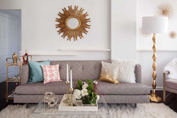 Cara mudah memberi kesan mewah pada rumah minimalis sederhana adalah dengan penambahan dekorasi keemasan. (Foto: Thespruce.com)